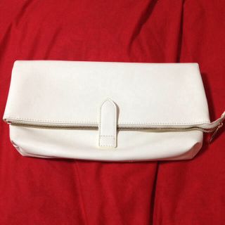 チャールズアンドキース(Charles and Keith)のCHARLES&KEITH 白クラッチ(クラッチバッグ)