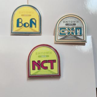 エクソ(EXO)の【レア】1点限り❗️SMTOWN ランダムピンバッジ nct boa exo(アイドルグッズ)