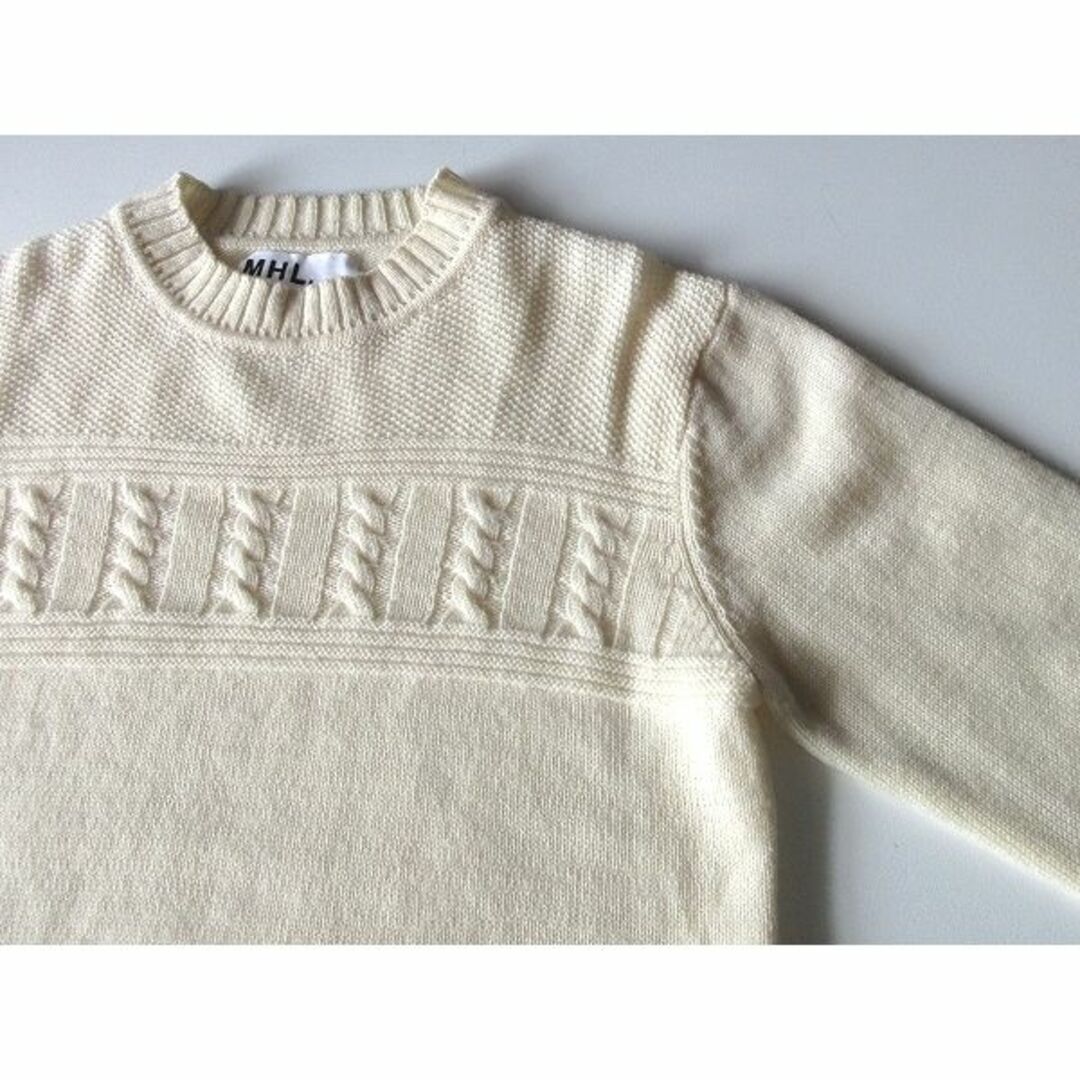 MHL.(エムエイチエル)のMHL. BASIC WOOL ポイントケーブル編み ニット L エクリュ メンズのトップス(ニット/セーター)の商品写真