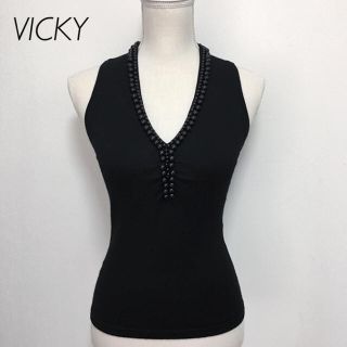 ビッキー(VICKY)のVICKY ブラックビーズ付き Vネック ノースリーブトップス(ニット/セーター)