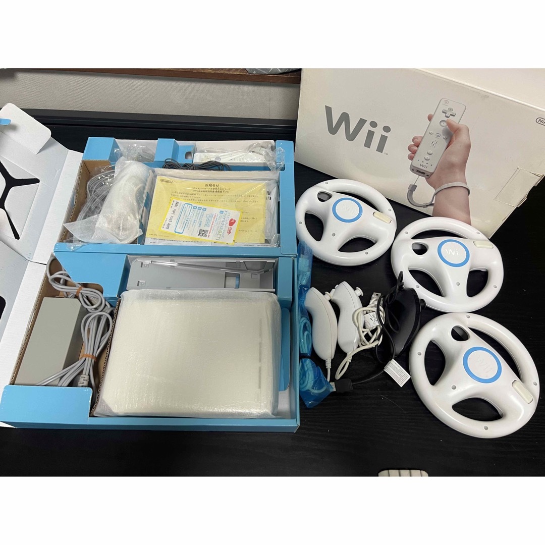 Wii(ウィー)のWii RVL-001 (JPN) パーツ 本体 ハンドルとヌ付き ンチャク エンタメ/ホビーのゲームソフト/ゲーム機本体(家庭用ゲーム機本体)の商品写真