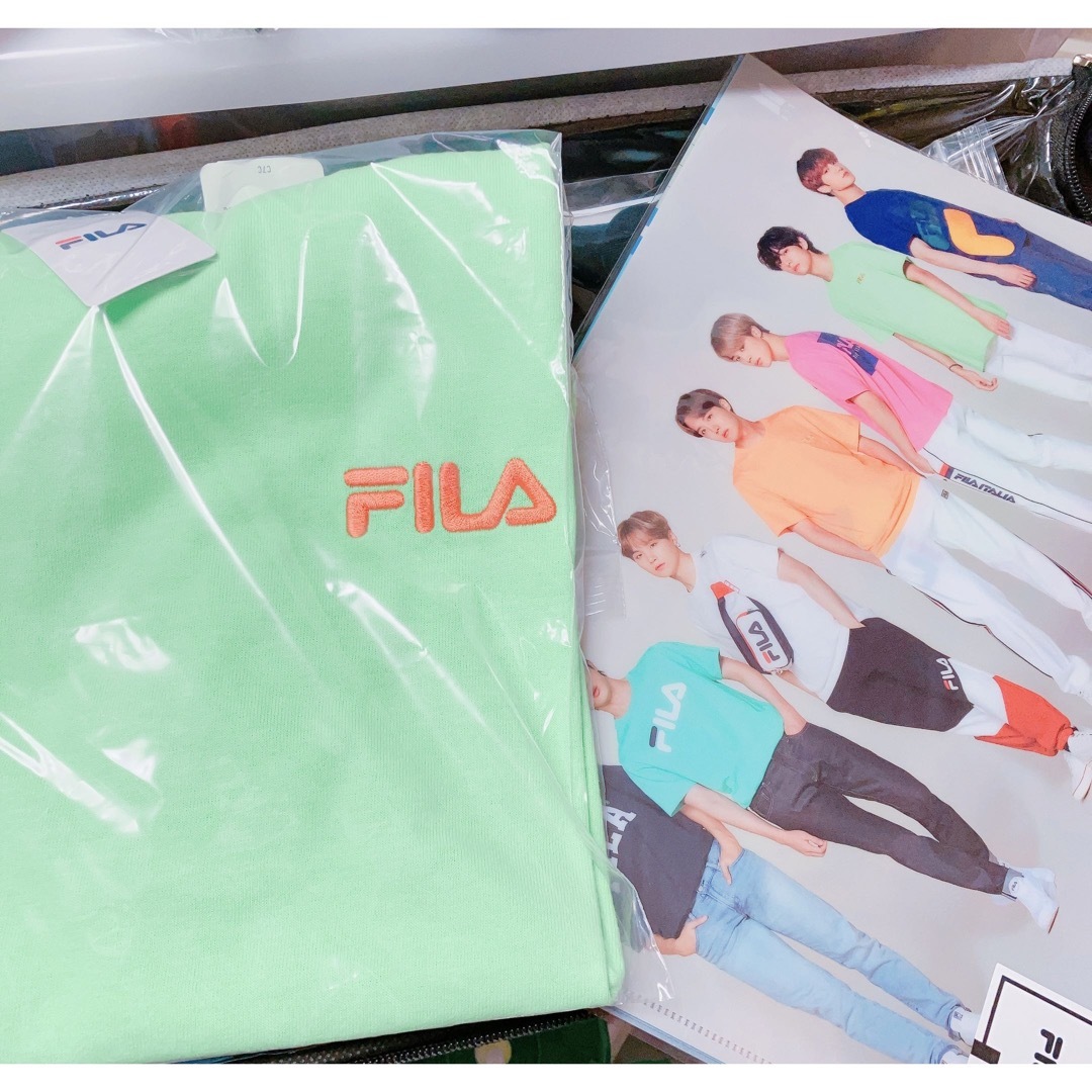 防弾少年団(BTS)(ボウダンショウネンダン)のFILA Tシャツ テテ テヒョン BTS BT21 tinytan TATA エンタメ/ホビーのタレントグッズ(アイドルグッズ)の商品写真