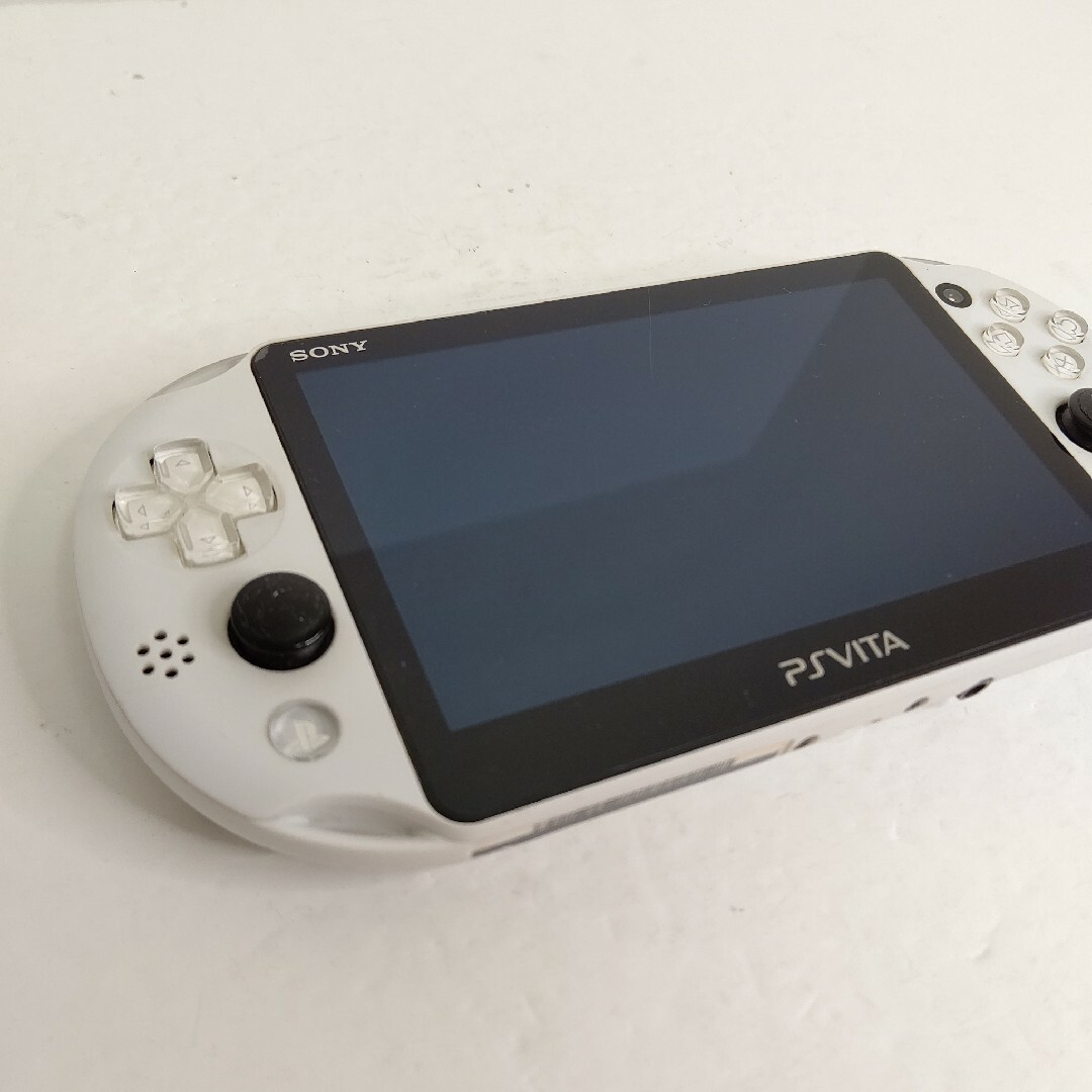 PlayStation Vita(プレイステーションヴィータ)のPlayStationVita　PCH2000 グレイシャーホワイト　画面極美品 エンタメ/ホビーのゲームソフト/ゲーム機本体(携帯用ゲーム機本体)の商品写真