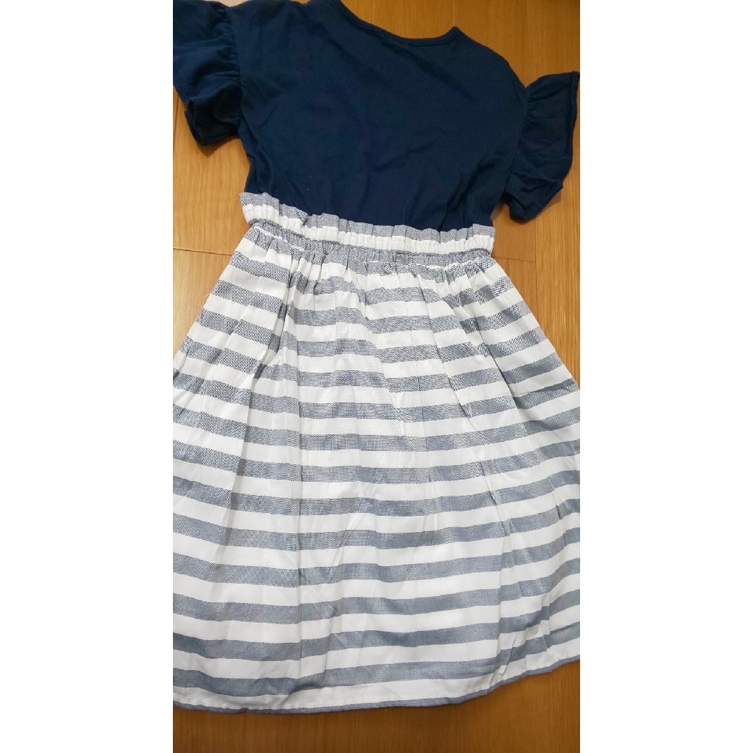 GU(ジーユー)のGU紺ボーダーワンピース 未使用 キッズ/ベビー/マタニティのキッズ服女の子用(90cm~)(ワンピース)の商品写真