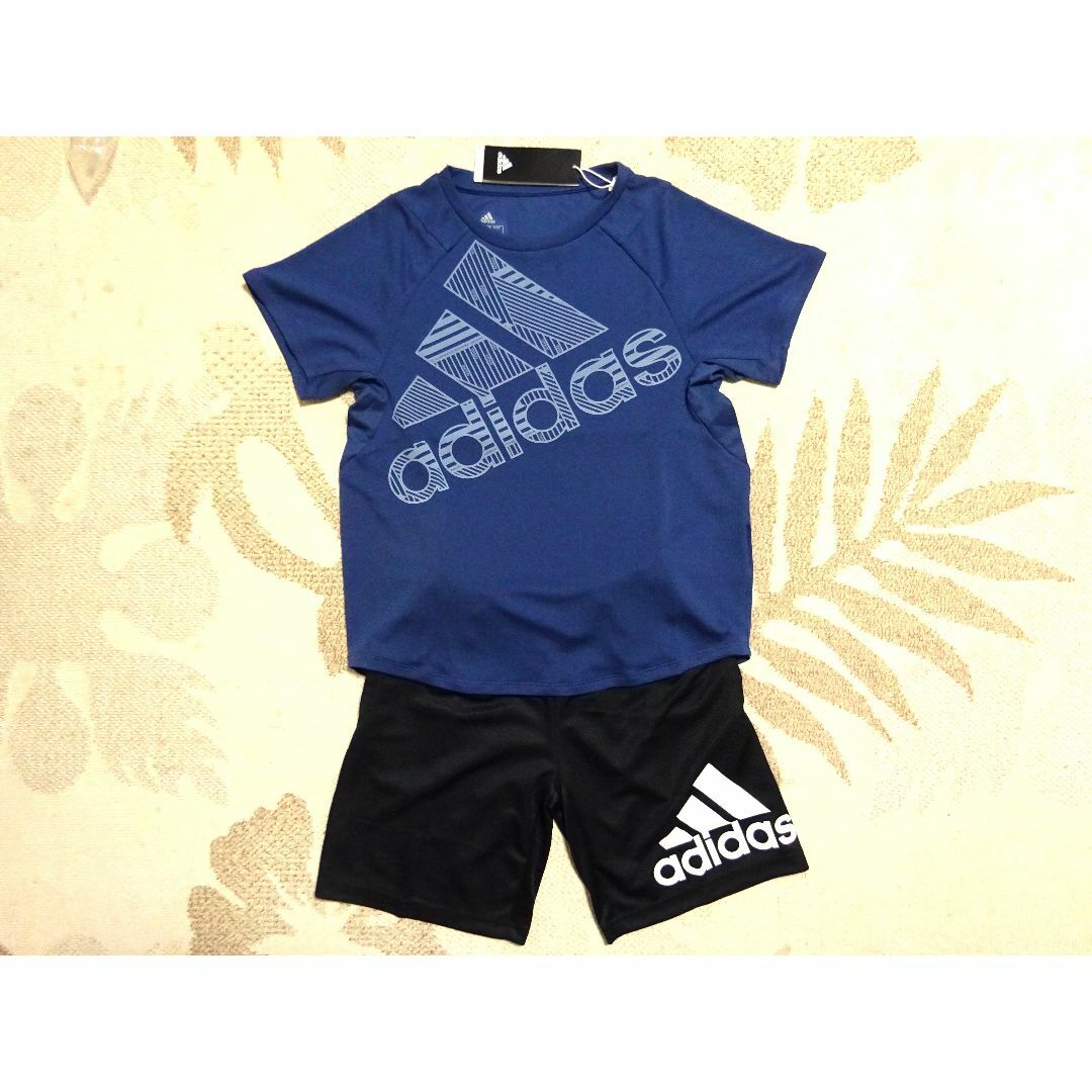 adidas(アディダス)の新品★アディダス★150★快適!!グラフィック半袖Ｔシャツ紺・ロゴパンツ黒★上下 キッズ/ベビー/マタニティのキッズ服女の子用(90cm~)(Tシャツ/カットソー)の商品写真