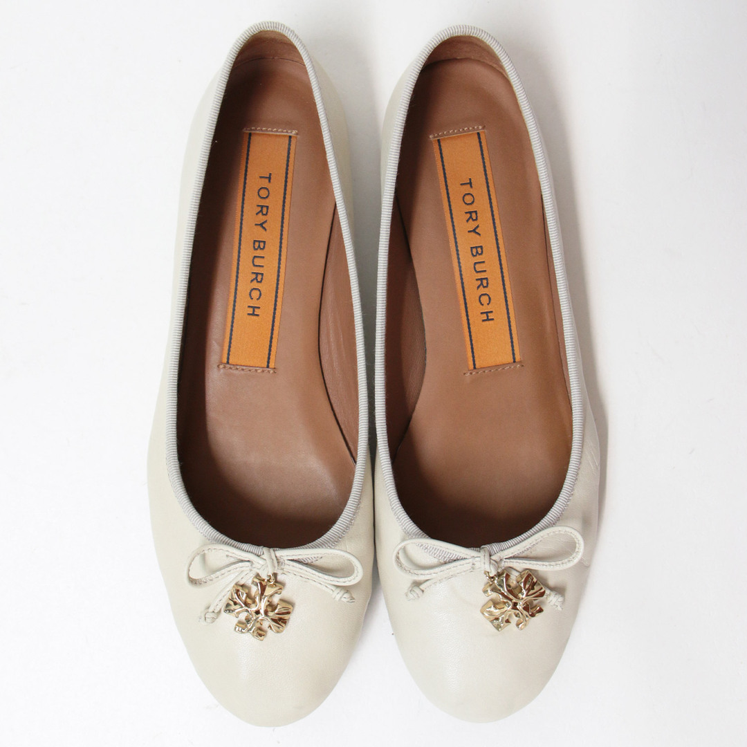 TORY BURCH トリーバーチ バレエシューズ パンプス 靴 ライトベージュ フラット ラウンドトゥ リボン ロゴ チャーム レザー おしゃれ  シンプル きれいめ 大人女子 ブランド 上品 ベーシック 普段使い フェミニン エレガント サイズ：24cm 7【レディース】【中古】