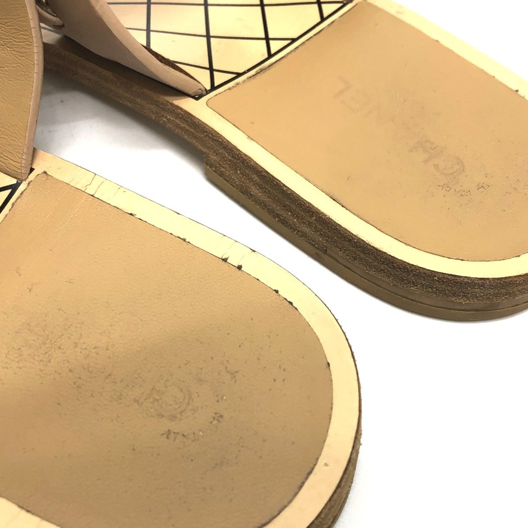 CHANEL(シャネル)のシャネル CHANEL マトラッセ チェーン  CC ココマーク 靴 シューズ フラット ペタンコ サンダル レザー ベージュ レディースの靴/シューズ(サンダル)の商品写真