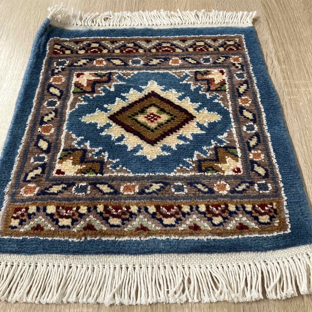 手織り絨毯　パキスタン産　ミニラグ　30cmx34cm | フリマアプリ ラクマ