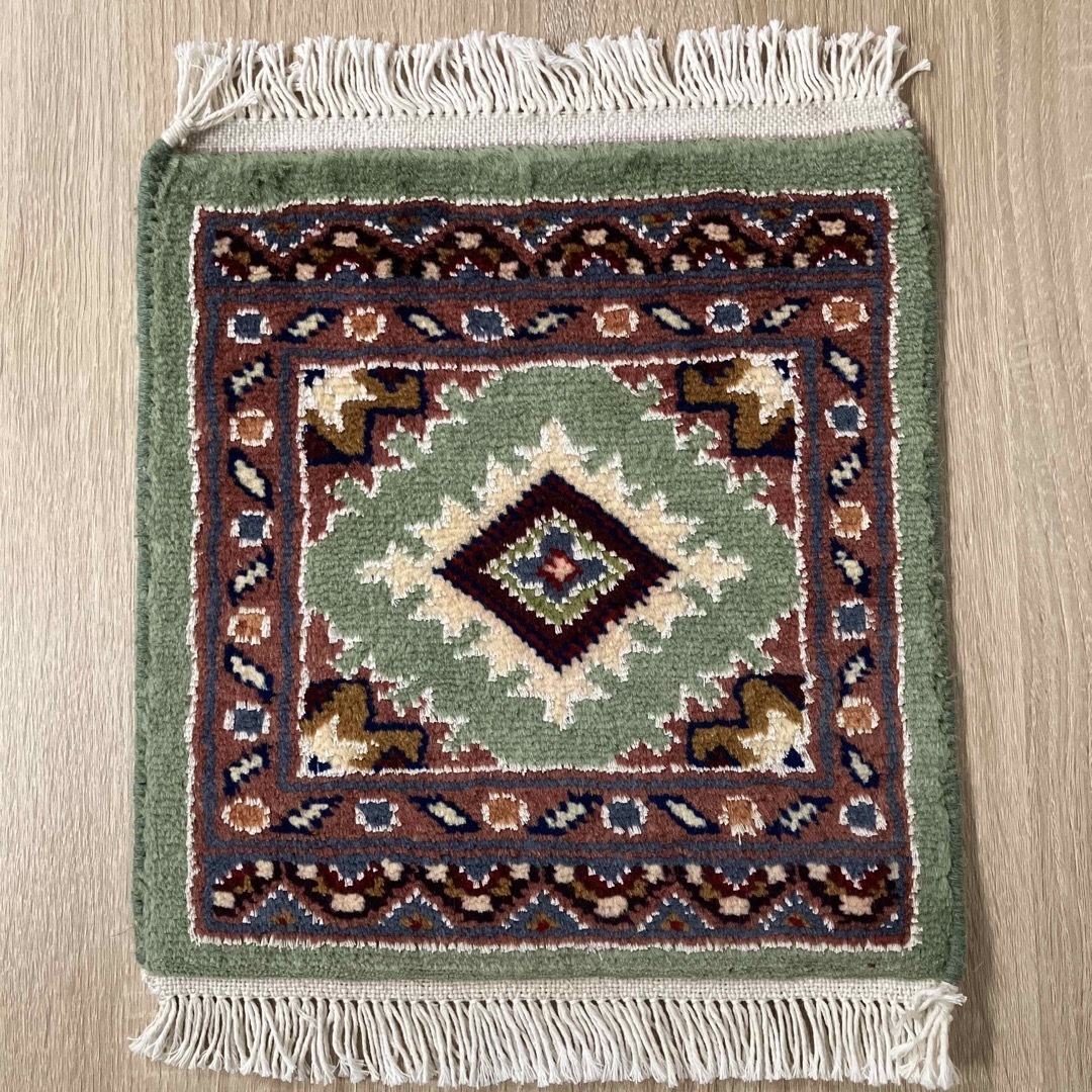 パキスタン絨毯　手織り　ミニ　ラグ　30cmx33cm
