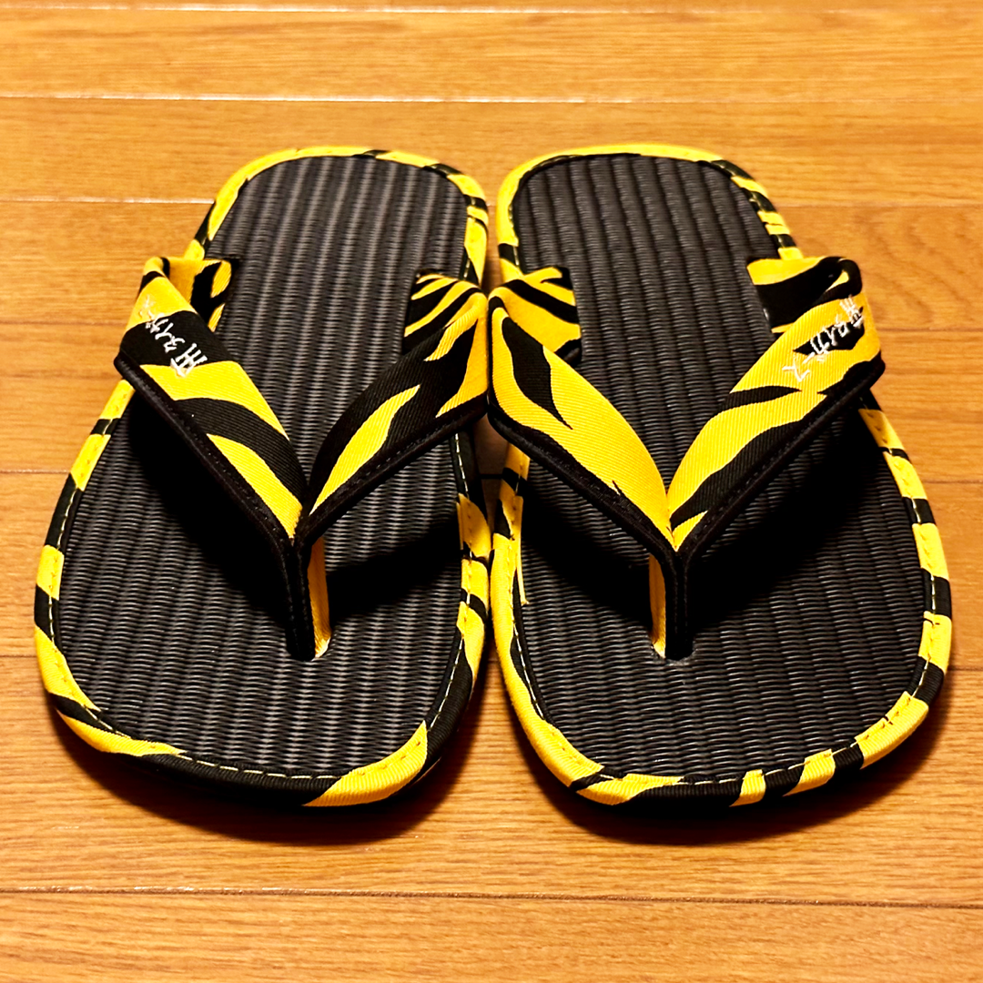 【新品未使用】阪神タイガース メンズ和サンダル虎柄黄色 26〜27cm【送料込】 メンズの靴/シューズ(サンダル)の商品写真
