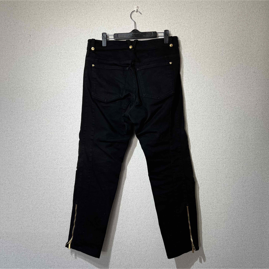 VERSACE(ヴェルサーチ)のVersace ジーパン 黒 足が細く見える メンズのパンツ(デニム/ジーンズ)の商品写真