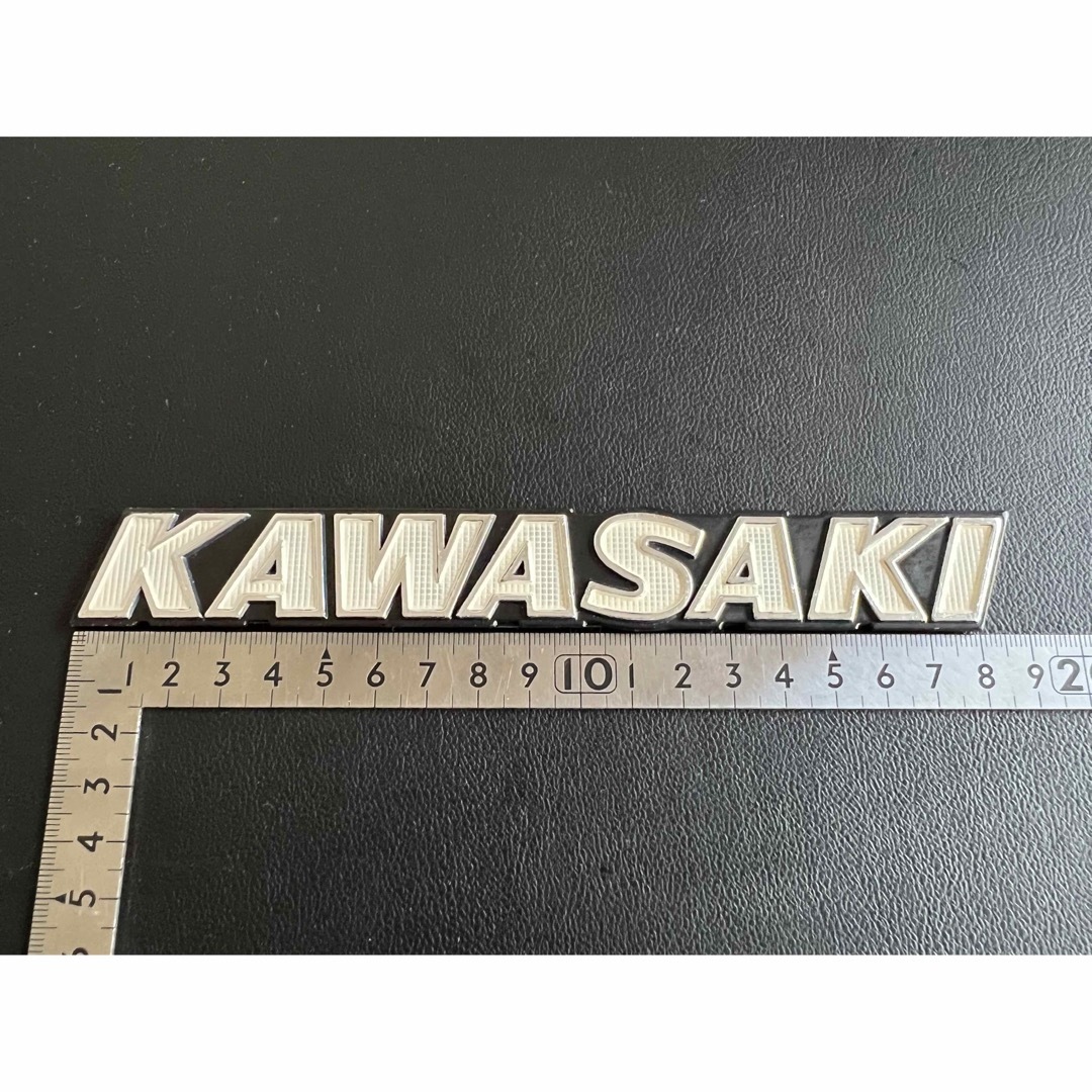 カワサキ　KAWASAKI エンブレム　2枚　アルミ　旧車　ロゴ　　z900rs 自動車/バイクのバイク(パーツ)の商品写真