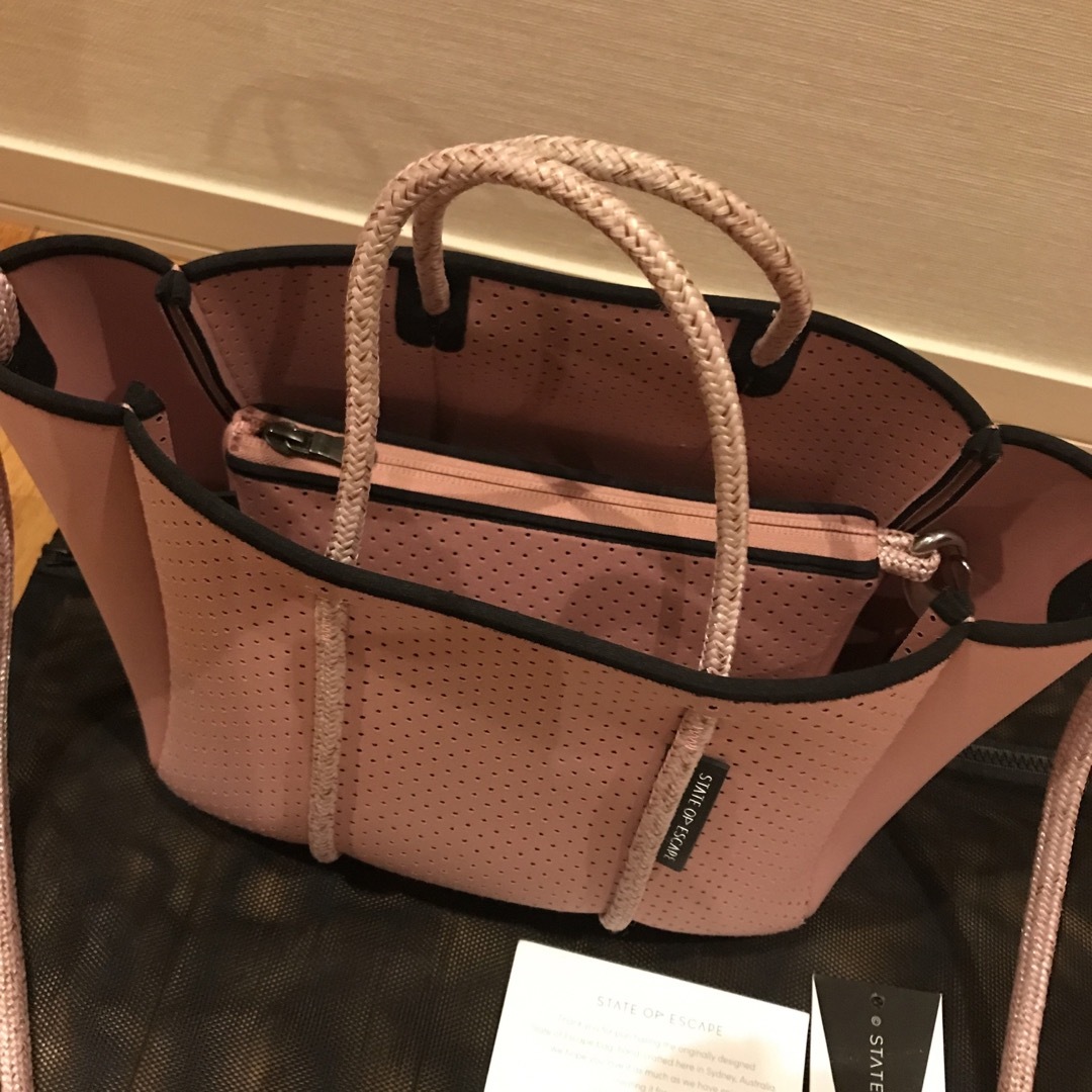 新品 プチ Petite escape tote bag in blush