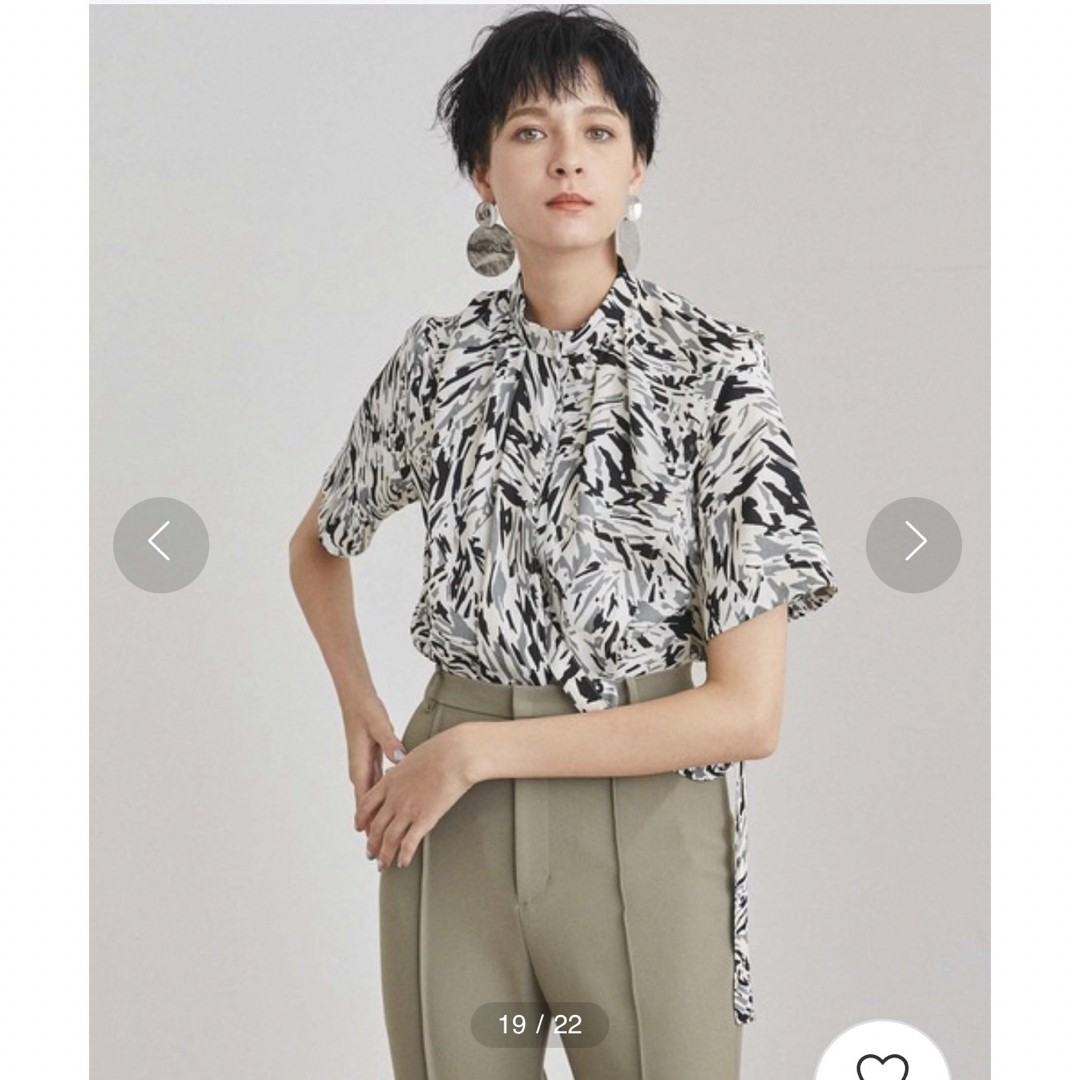UNITED TOKYO(ユナイテッドトウキョウ)のゼブラ　ジオメトリーブラウス　新品 レディースのトップス(シャツ/ブラウス(半袖/袖なし))の商品写真
