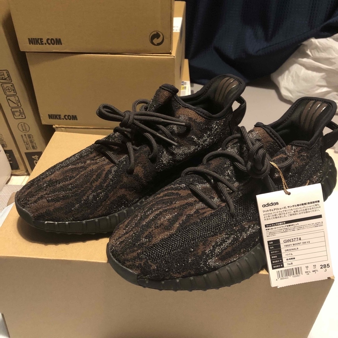 yeezy boost 350 v2 black 28.5