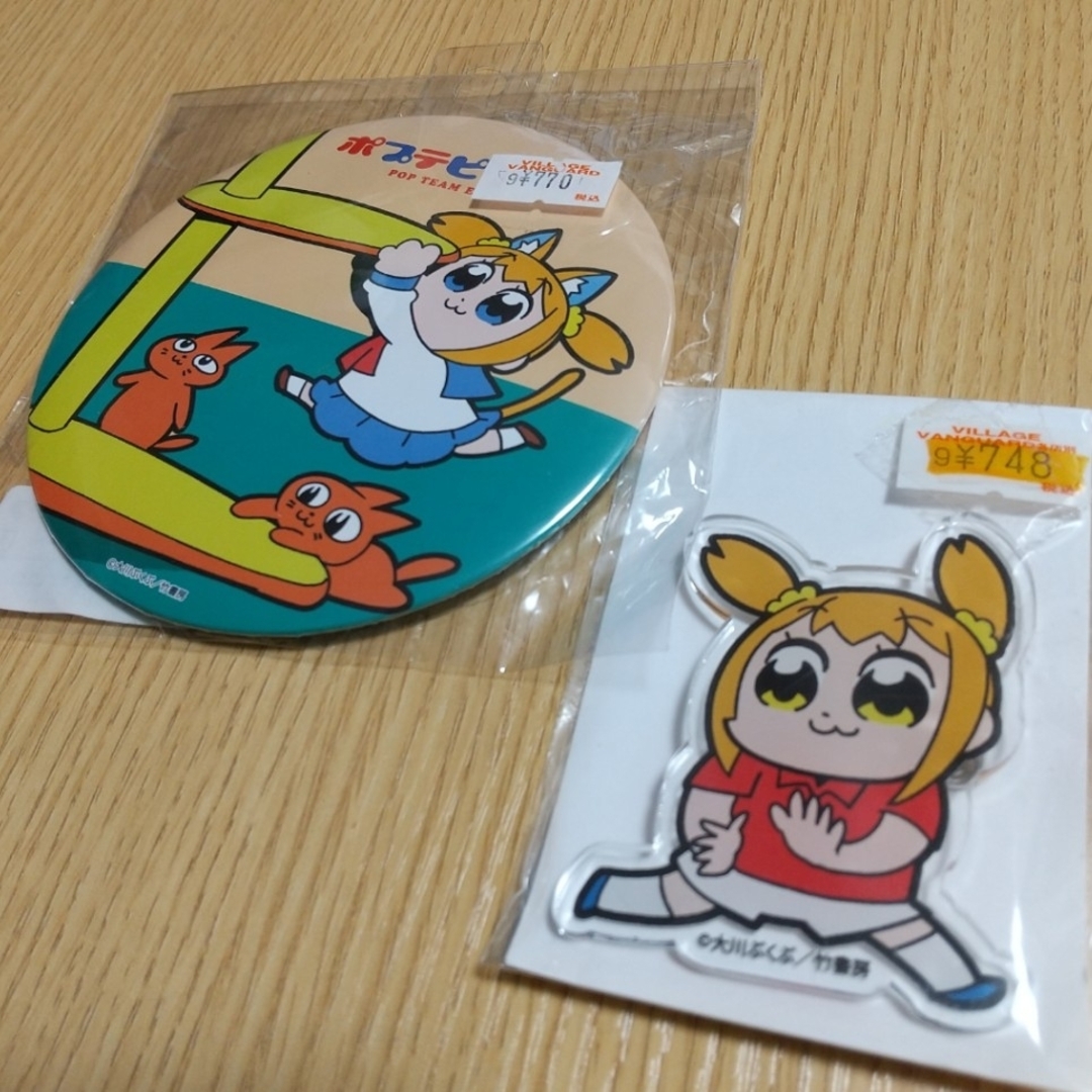 新品未開封 ポプテピピック バッチ 2点セット デカ 缶バッチ ポプ子 アクリル エンタメ/ホビーのアニメグッズ(バッジ/ピンバッジ)の商品写真