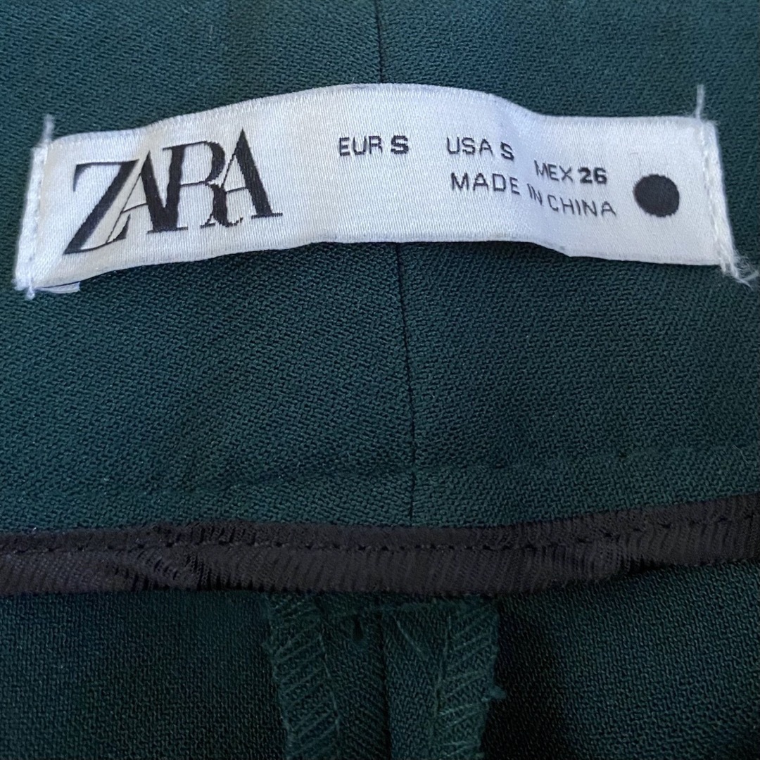 ZARA(ザラ)のZARA センタープレスパンツ スラックス グリーン S レディースのパンツ(カジュアルパンツ)の商品写真