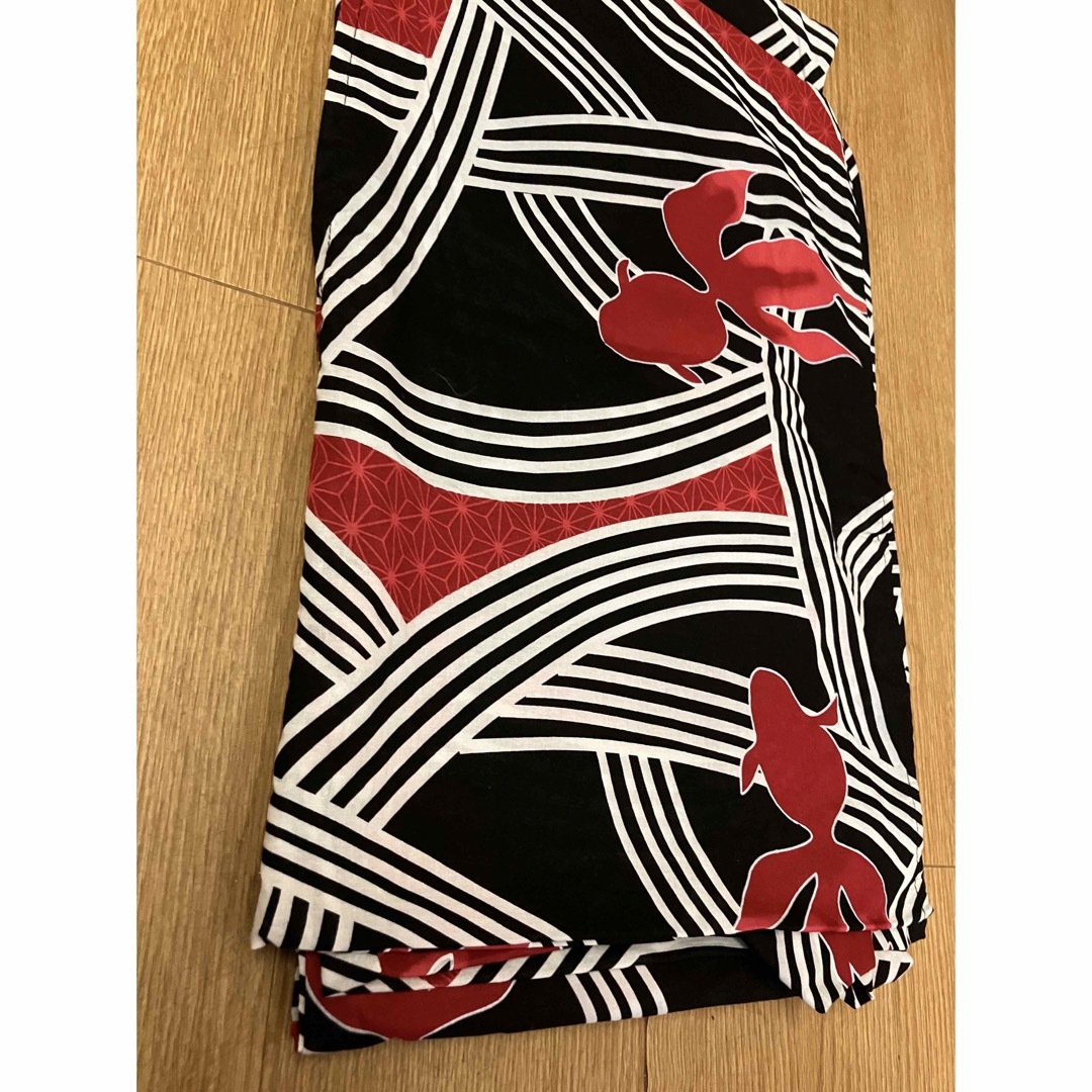 大人シック　赤白黒　粋な流線金魚 M レディースの水着/浴衣(浴衣)の商品写真