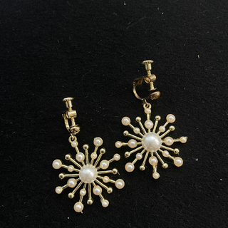 エイチアンドエム(H&M)の真珠の太陽花　パール　白金色イヤリング　ゆめかわ　vintage 量産系　地雷系(イヤリング)