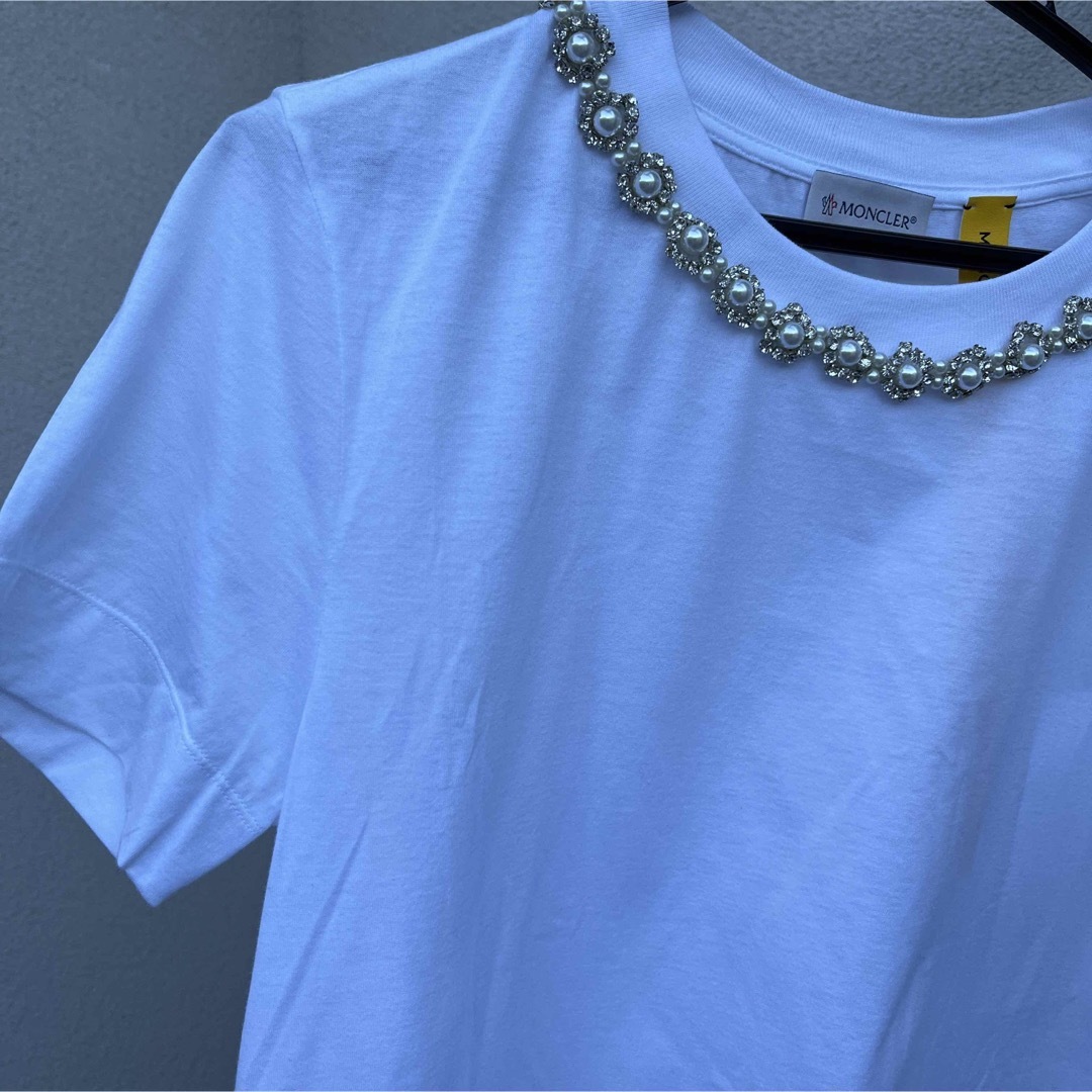 MONCLER(モンクレール)の国内正規品　モンクレールジーニアス　シモーネロシャ　パールワッペン　Mサイズ レディースのトップス(Tシャツ(半袖/袖なし))の商品写真
