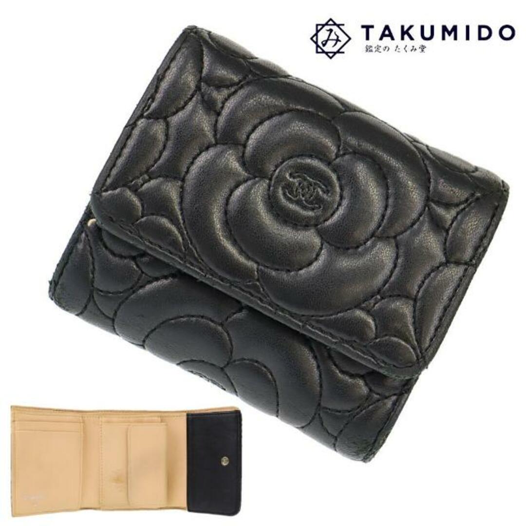 CHANEL(シャネル)のシャネル コンパクトウォレット 中古 カメリア ココマーク ステッチ ブラック レザー CHANEL 【中古】 | 小物入れ 三つ折り財布 花 キルティング ブランド 黒 ファッション レディース ABランク レディースのファッション小物(財布)の商品写真