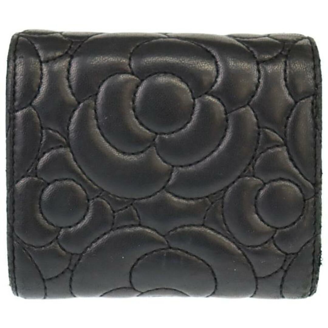 CHANEL(シャネル)のシャネル コンパクトウォレット 中古 カメリア ココマーク ステッチ ブラック レザー CHANEL 【中古】 | 小物入れ 三つ折り財布 花 キルティング ブランド 黒 ファッション レディース ABランク レディースのファッション小物(財布)の商品写真