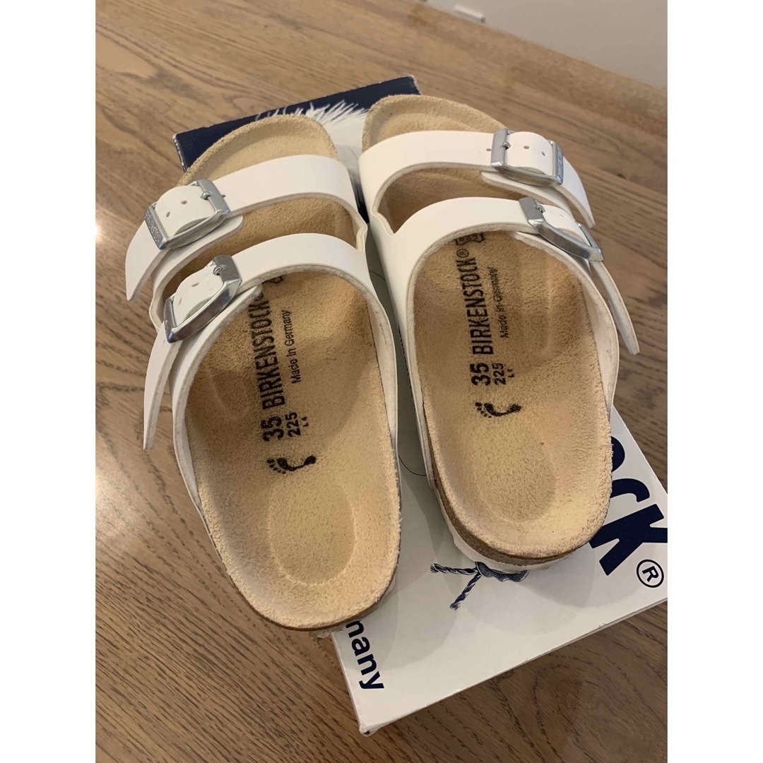 BIRKENSTOCK(ビルケンシュトック)のビルケン　ホワイトサンダル レディースの靴/シューズ(サンダル)の商品写真