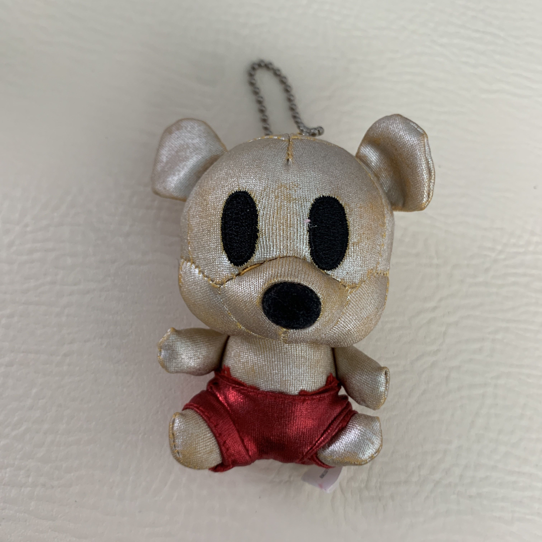 ミッキーマウス(ミッキーマウス)のミッキーマウスエナメルゴールドレッドストラップ付きぬいぐるみ エンタメ/ホビーのおもちゃ/ぬいぐるみ(キャラクターグッズ)の商品写真