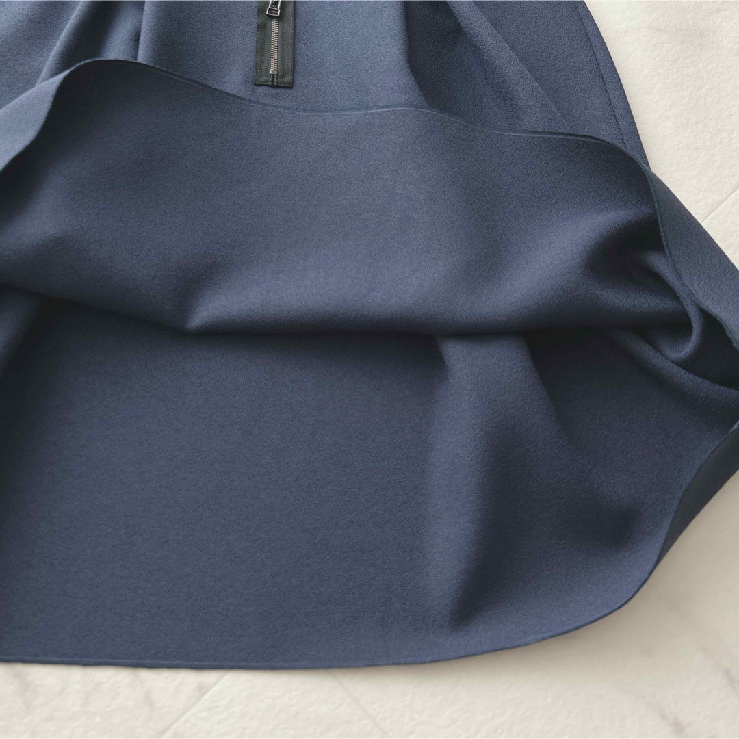 LANVIN en Bleu(ランバンオンブルー)の新品 LANVIN en Bleu コサージュ付き ワンピース 大人綺麗め 38 レディースのワンピース(ひざ丈ワンピース)の商品写真