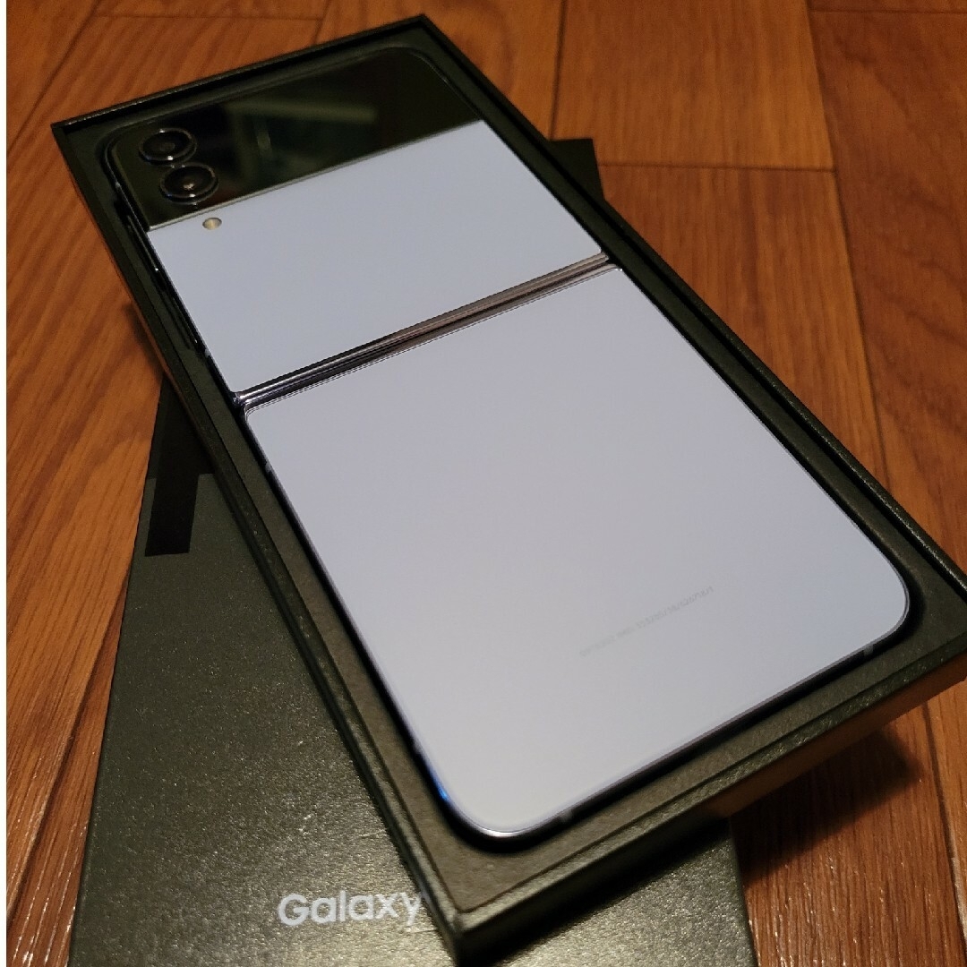 Galaxy(ギャラクシー)のGalaxy Z flip 4 ブルー スマホ/家電/カメラのスマートフォン/携帯電話(スマートフォン本体)の商品写真