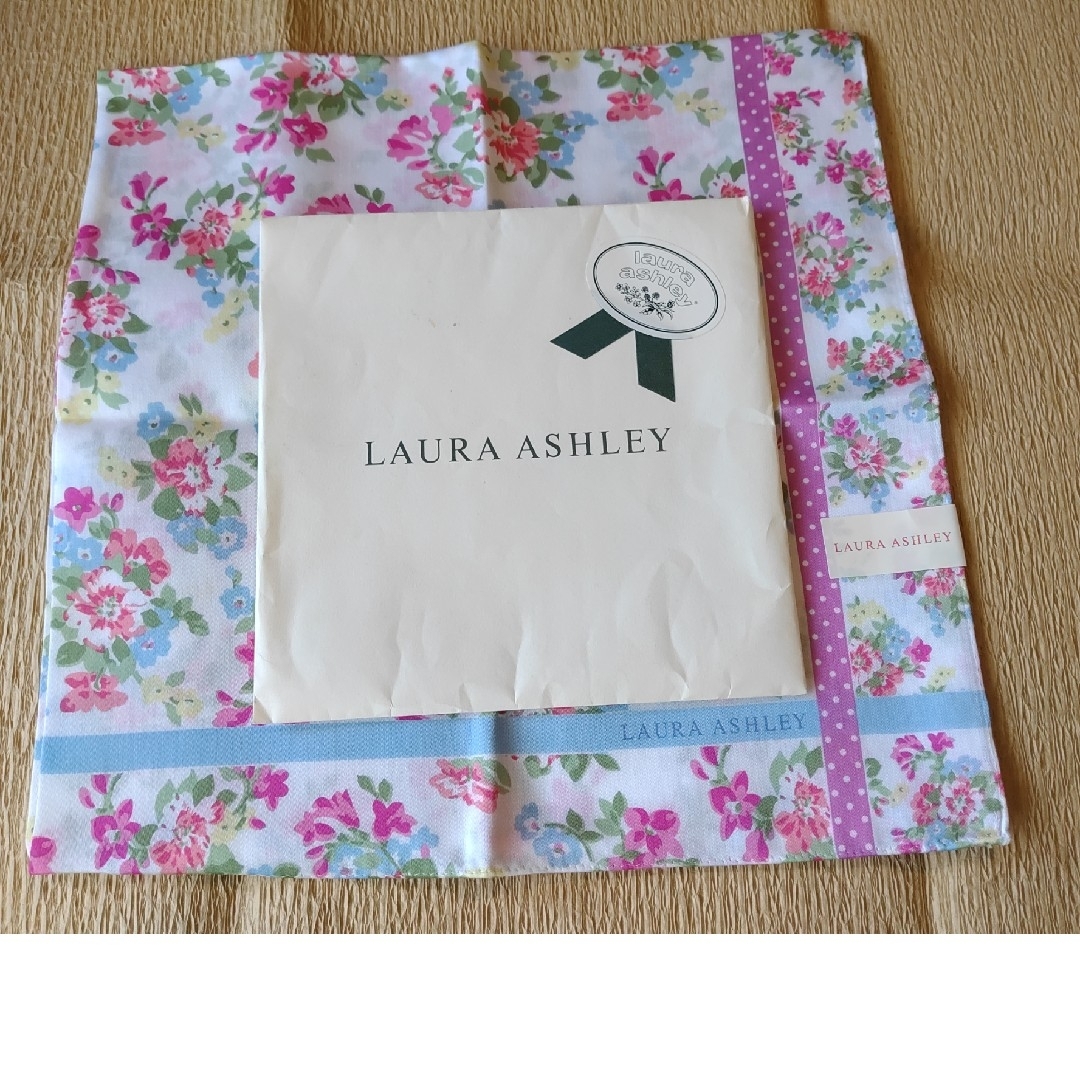 LAURA ASHLEY(ローラアシュレイ)のローラアシュレイ新品　大判ハンカチ　約57✕57cm ハンドメイドのファッション小物(ハンカチ/バンダナ)の商品写真