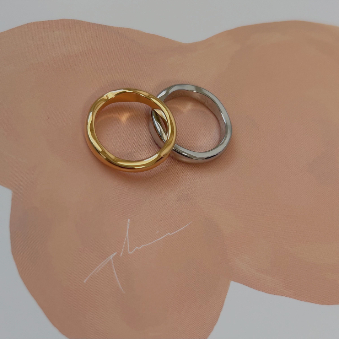 《silver》ステンレスウェーブリング　金属アレルギー対応　トレンド レディースのアクセサリー(リング(指輪))の商品写真