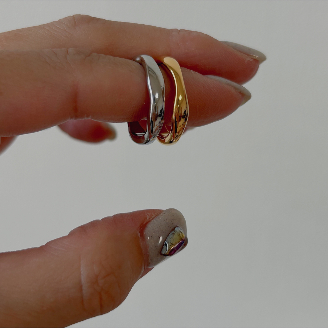 《silver》ステンレスウェーブリング　金属アレルギー対応　トレンド レディースのアクセサリー(リング(指輪))の商品写真