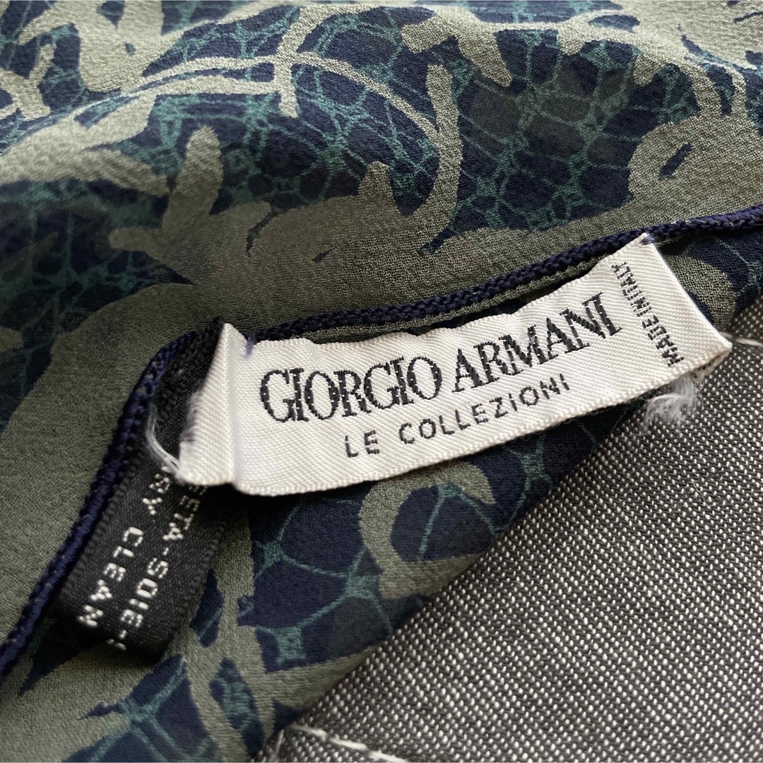Giorgio Armani(ジョルジオアルマーニ)のGIORGIO ARMANI ジョルジオ・アルマーニ 大判シルクスカーフ ロゴ レディースのファッション小物(バンダナ/スカーフ)の商品写真