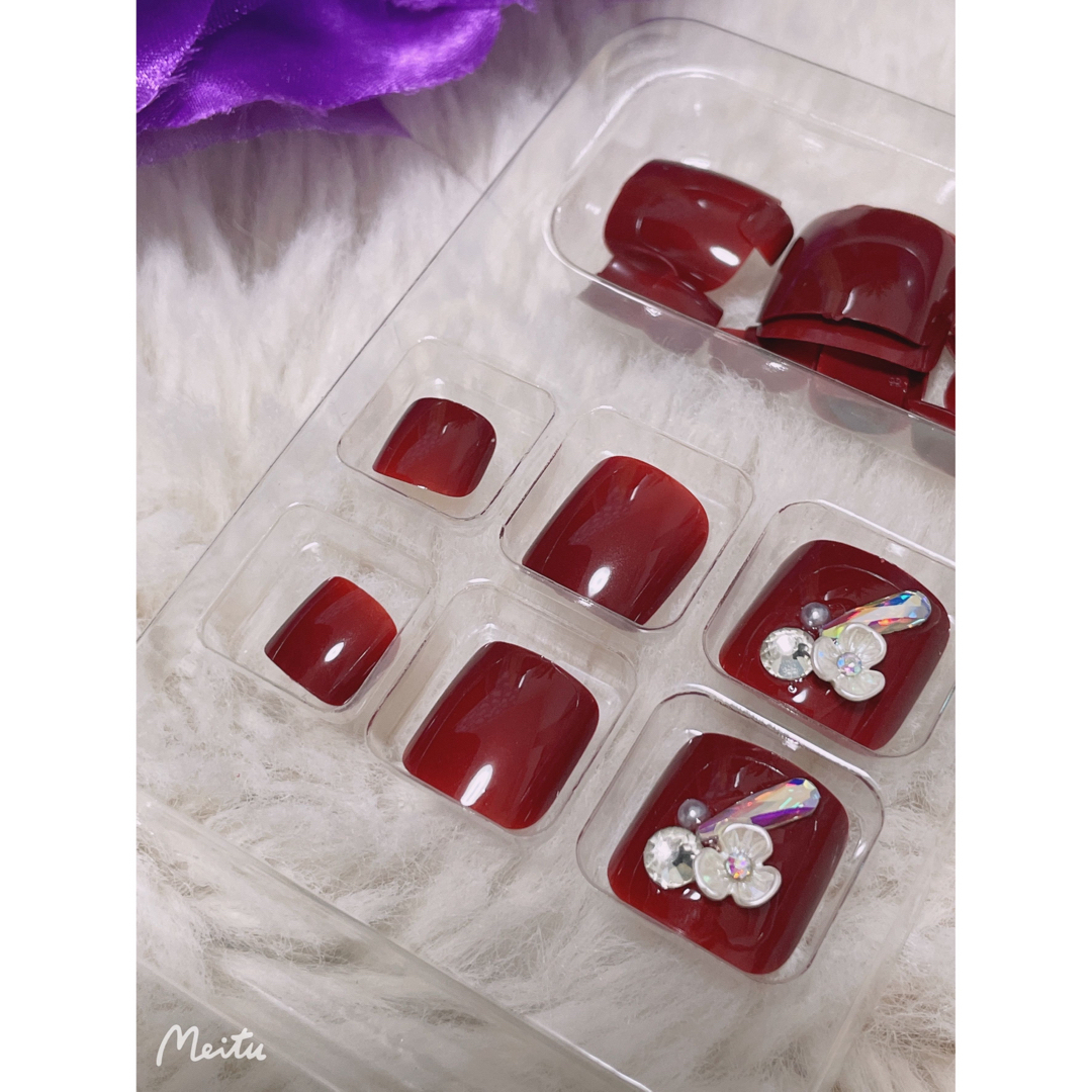 フットネイルチップ　赤　お花デコ コスメ/美容のネイル(つけ爪/ネイルチップ)の商品写真