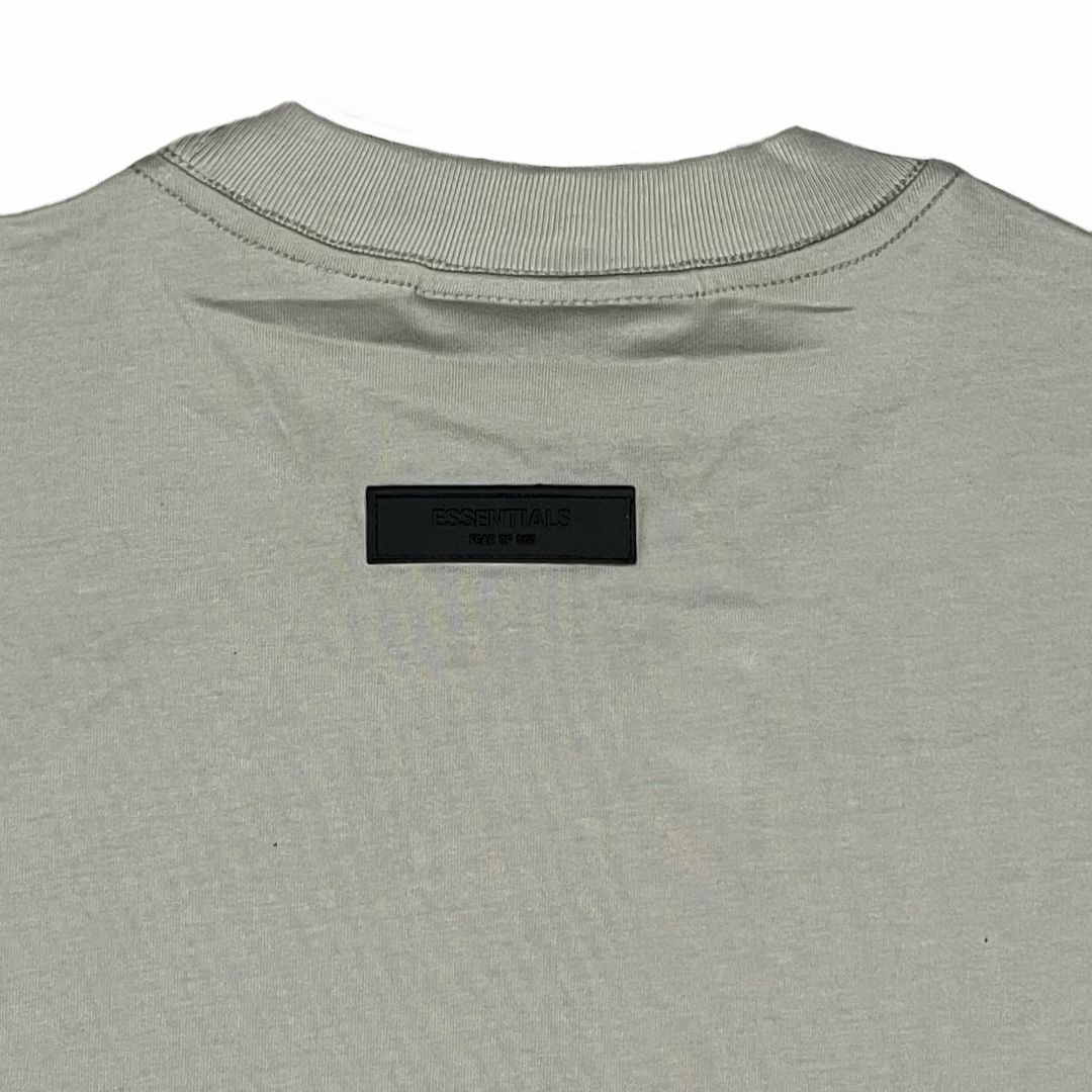 FEAR OF GOD(フィアオブゴッド)のFOG エッセンシャルズ 77 フロントロゴ 半袖 Tシャツ カーキグレー L メンズのトップス(Tシャツ/カットソー(半袖/袖なし))の商品写真