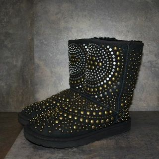 アグ(UGG)のジミーチュウ×アグ・スタッズ ムートンブーツ◇7サイズ 24cm ブラック系(ブーツ)