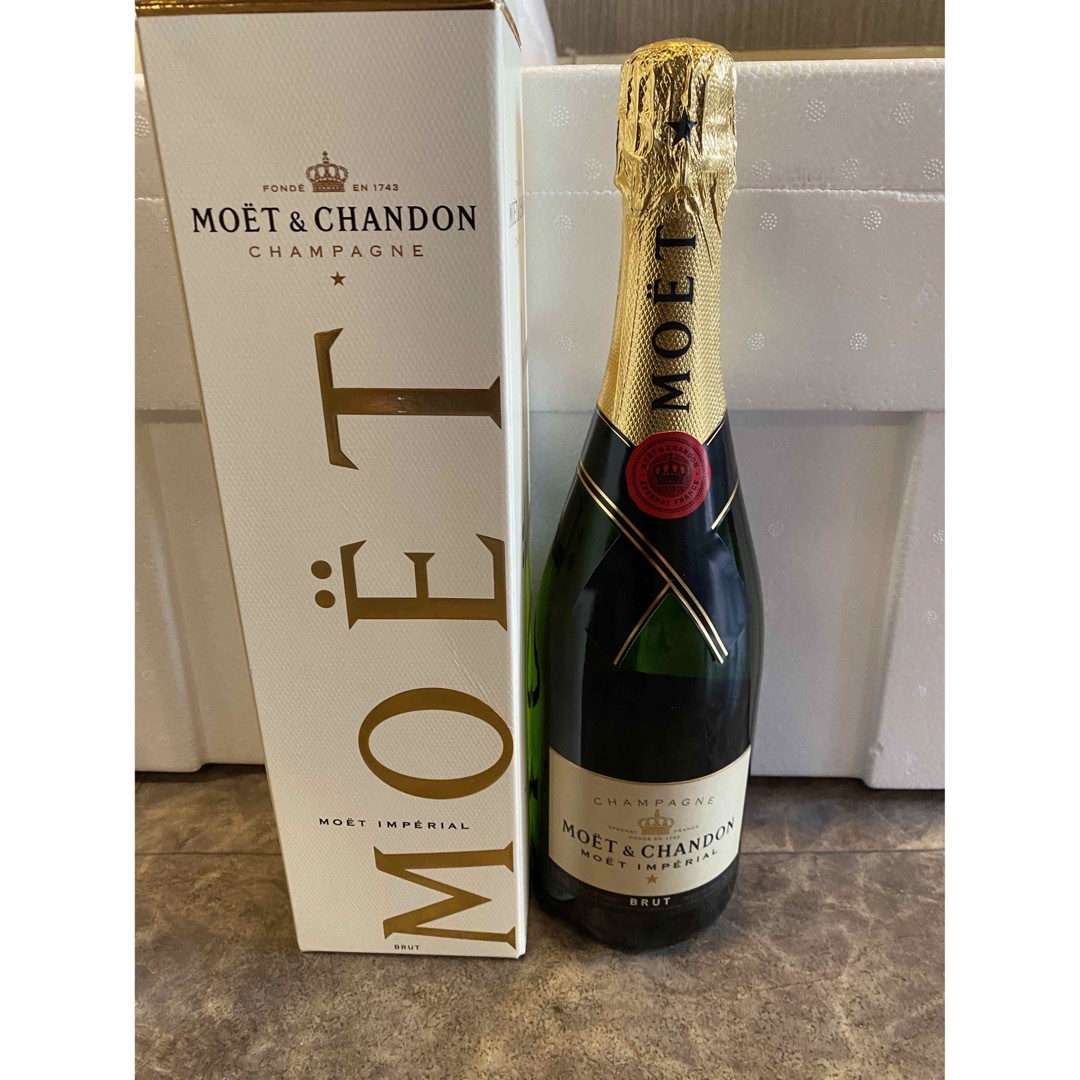 MOËT & CHANDON(モエエシャンドン)の未開栓 モエシャンドン MOET IMPERIAL 箱付き 食品/飲料/酒の酒(シャンパン/スパークリングワイン)の商品写真