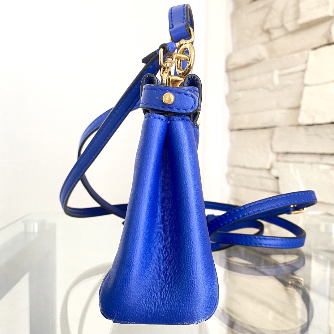 FENDI(フェンディ)のフェンディ　マイクロ　ピーカブー ショルダーバッグ　ミニバッグ　ブルー レディースのバッグ(ショルダーバッグ)の商品写真
