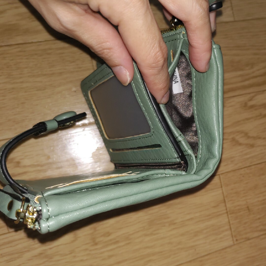 二つ折り財布　ポケット　ピスタチオグリーン レディースのファッション小物(財布)の商品写真