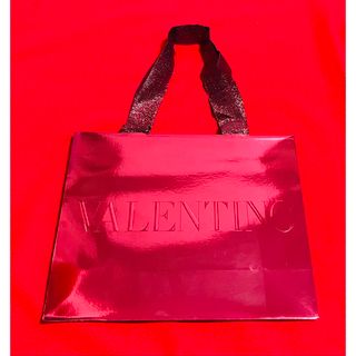 ヴァレンティノ(VALENTINO)の新品　VALENTINO バレンティノ　紙袋　赤　レッド(ショップ袋)