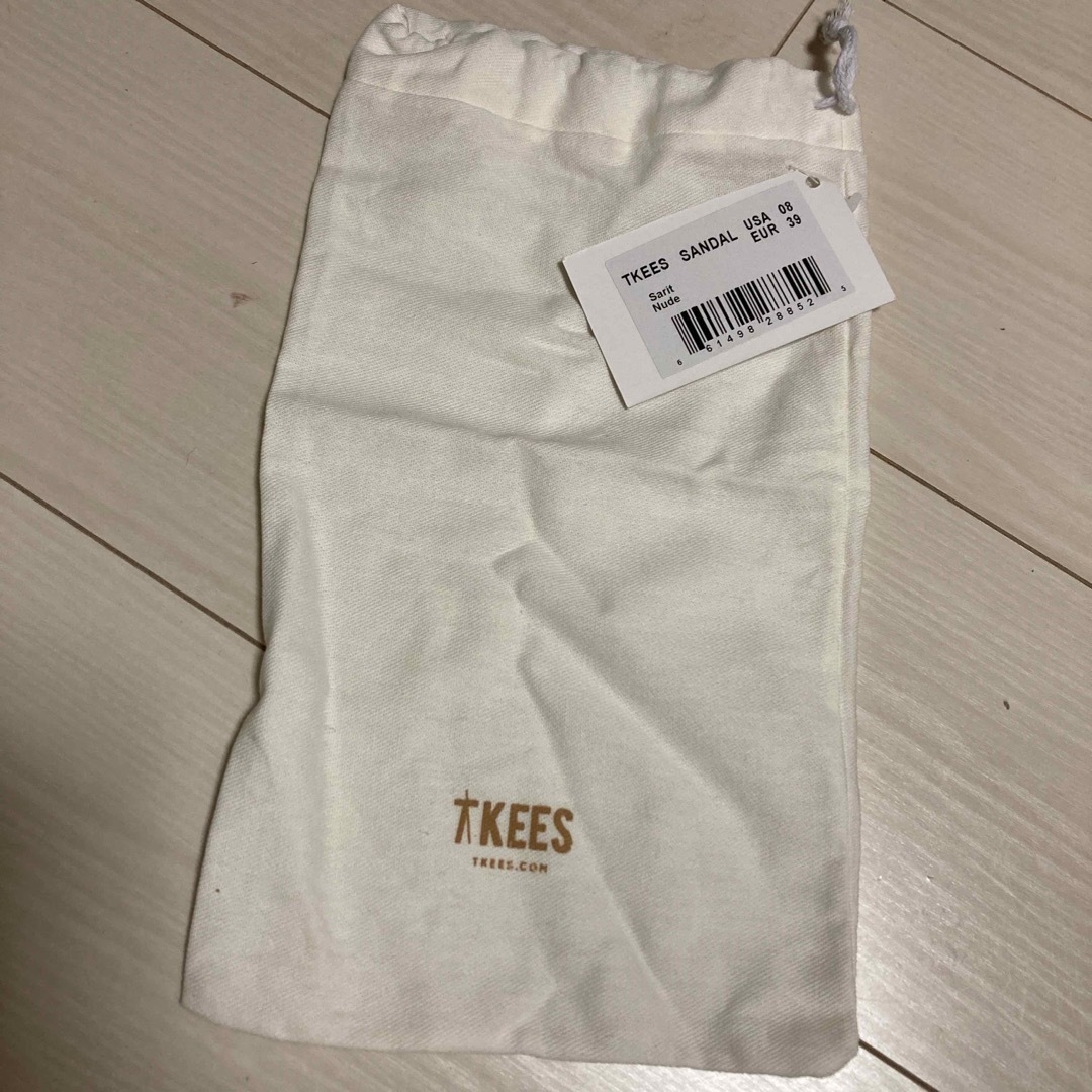 TKEES(ティキーズ)の新品未使用 TKEES サンダル レディースの靴/シューズ(サンダル)の商品写真