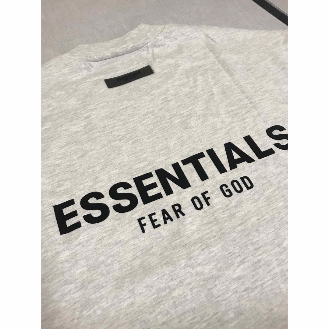 FEAR OF GOD(フィアオブゴッド)の新作FOG Essentials 両面ロゴ Tシャツ ライトグレー M メンズのトップス(Tシャツ/カットソー(半袖/袖なし))の商品写真