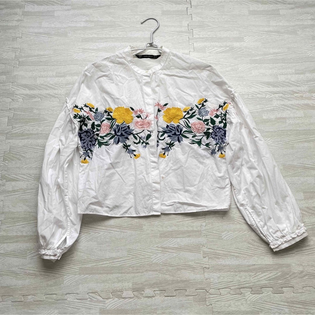 ZARA(ザラ)のZARA♡ザラ　ショート丈　シャツ　ブラウス　花柄刺繍【M】首周り、お腹汚れあり レディースのトップス(シャツ/ブラウス(長袖/七分))の商品写真