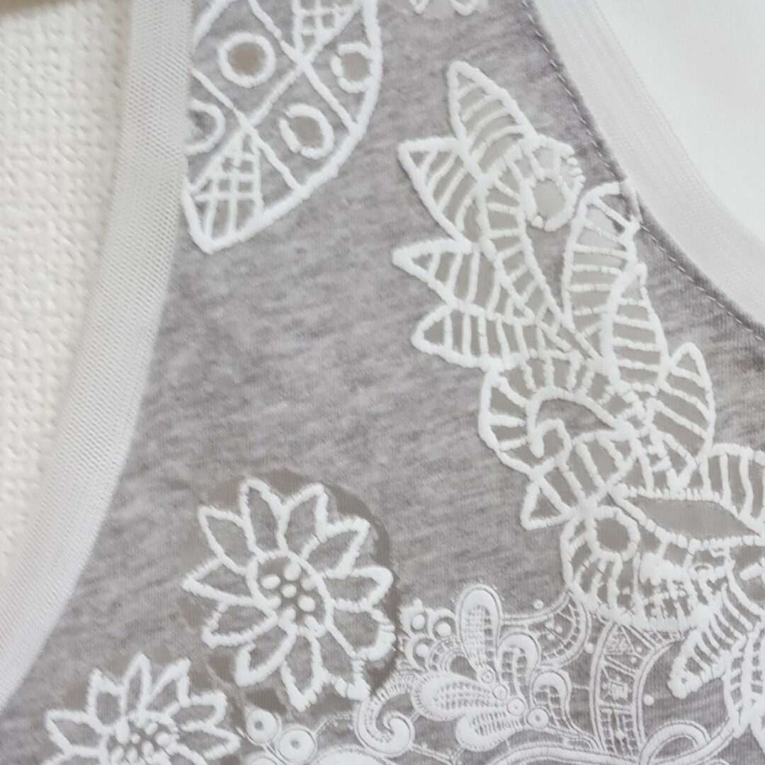 グレーに白、花のモチーフがステキ、ノースリーブ レディースのトップス(カットソー(半袖/袖なし))の商品写真