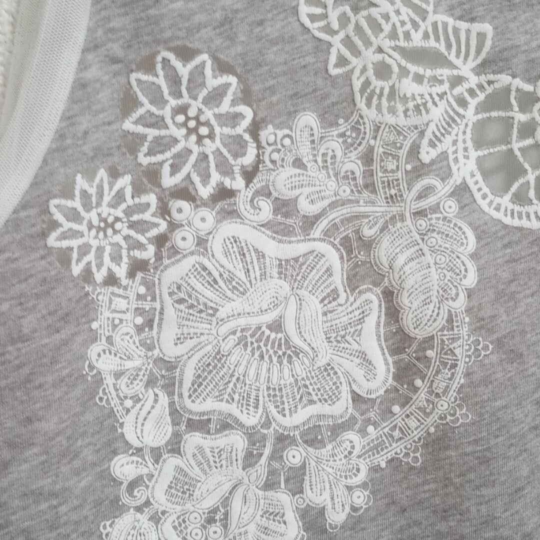 グレーに白、花のモチーフがステキ、ノースリーブ レディースのトップス(カットソー(半袖/袖なし))の商品写真