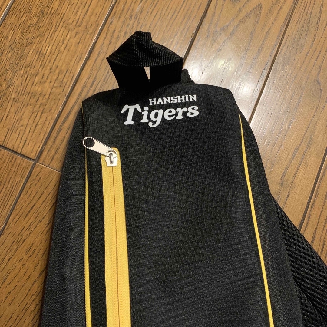 新品　阪神タイガースショルダーバッグ　非売品 スポーツ/アウトドアの野球(記念品/関連グッズ)の商品写真