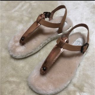 アグ(UGG)のUGG 新品　サンダル　サイズ5(サンダル)