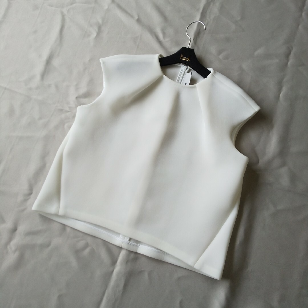 saqui(サキ)のsaqui サキ タックプルオーバー ブラウス 白 36 レディースのトップス(シャツ/ブラウス(半袖/袖なし))の商品写真