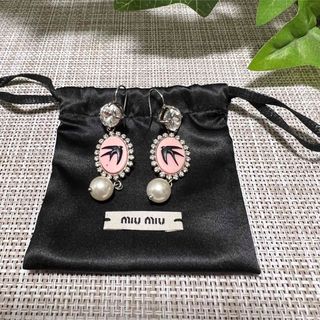 ミュウミュウ(miumiu)のmiu miu ミュウミュウ ピアス パール ストーン 布袋付き(ピアス)